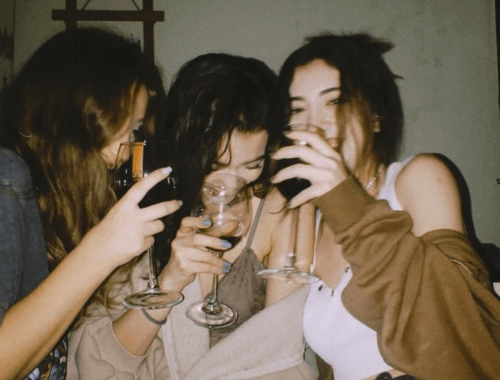 Mais que amigas, um trisal casual