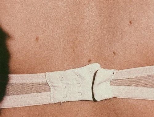 Quando ele cai no sofá, so far away