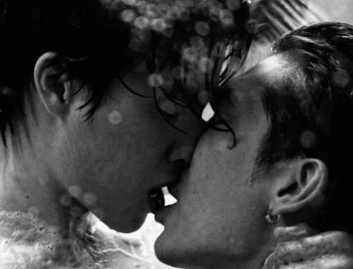 Um gostoso perdido no bar sapatão