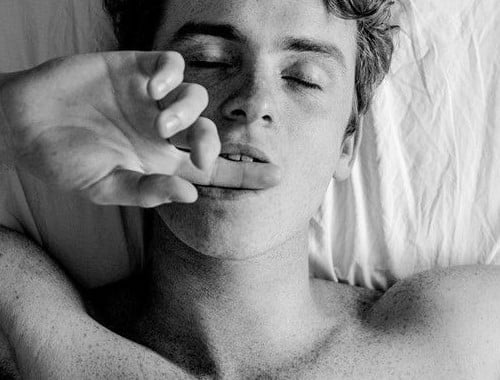 Estimulando os testículos: as bolas são importantes também.