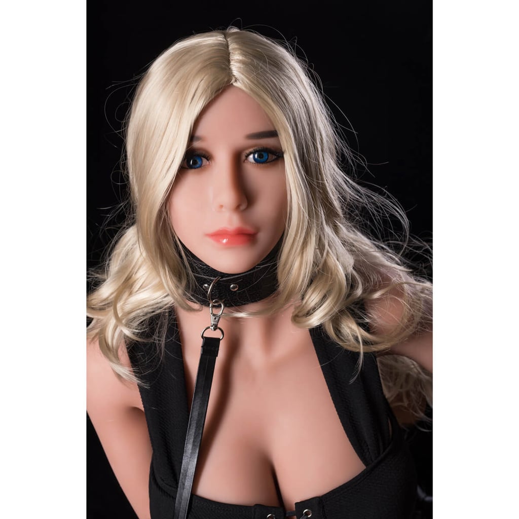 Cherry - Boneca Realística Intersexual em TPE com Pele Bronzeada, Cabelo Loiro, Olhos Azuis, Seios Fartos, Vértebras em Aço, 2 Próteses e Acessórios - 35 Kg e 1,58 Metros de Altura - 5