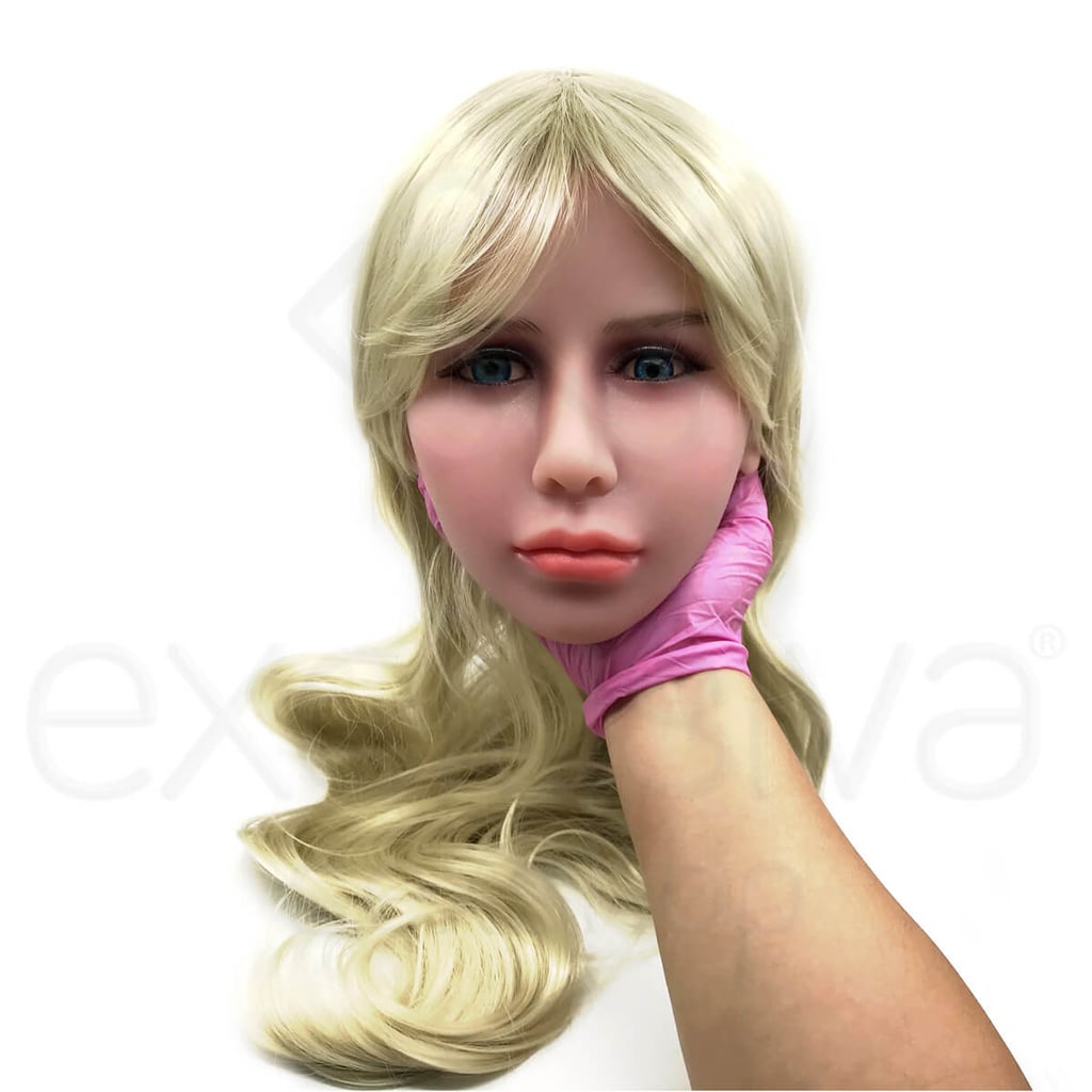 Cherry - Boneca Realística Intersexual em TPE com Pele Bronzeada, Cabelo Loiro, Olhos Azuis, Seios Fartos, Vértebras em Aço, 2 Próteses e Acessórios - 35 Kg e 1,58 Metros de Altura - 9