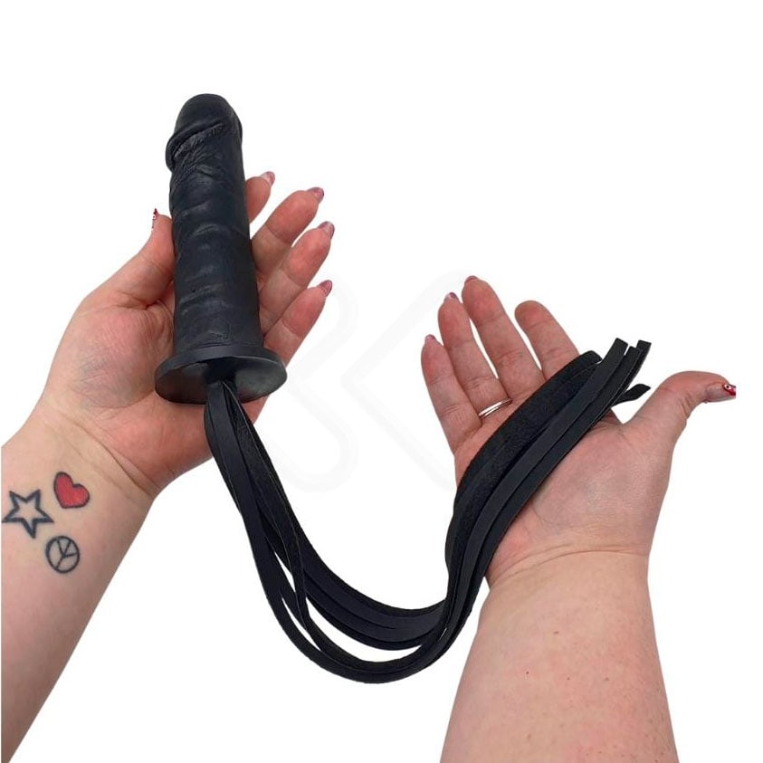 Chicote em Couro Sintético com 8 Tiras e Cabo em Prótese Peniana Realística - Brasil Fetiche | 14 x 3,7 cm - 2