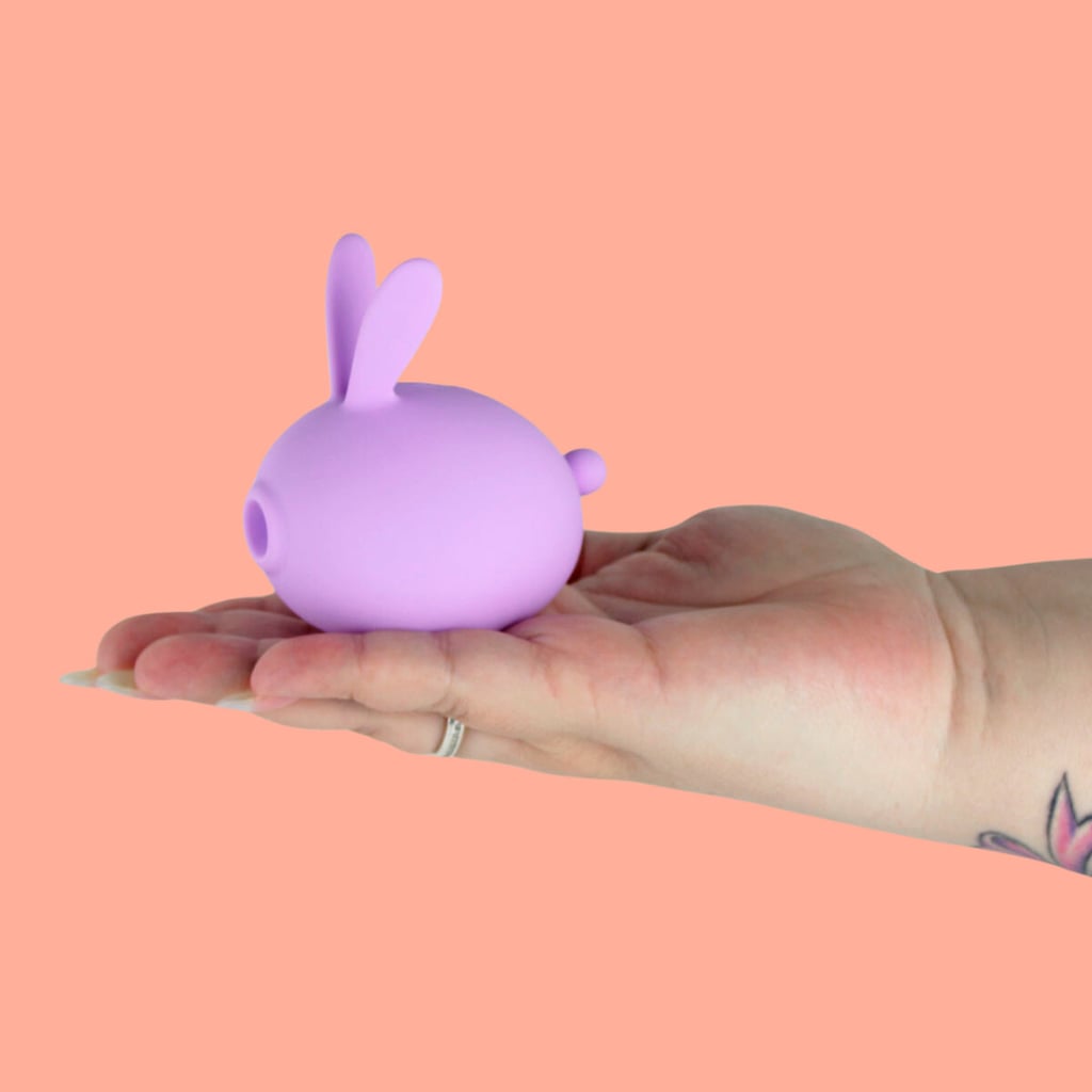 Estimulador de Clitóris com 3 Níveis de Sucção, 10 Modos de Vibrações e Base Recarregável via USB Magnético - Kistoy Miss KK | Cor: Lilás - 3