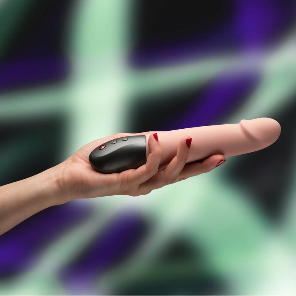 Pulsador Realista Vegano Recarregável em Soft Touch com 10 Modos de Pulsação que Imita o Movimento de Vai e Vem - Fun Factory Stronic Real | 13,7 x 3,7 cm | Disponível em 3 Cores - 12