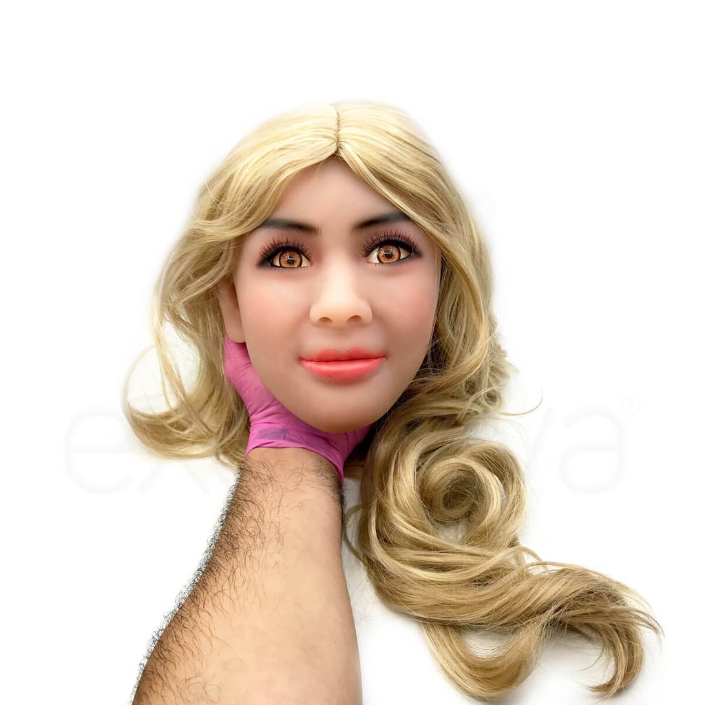 Paola - Boneca Realística em TPE com Pele Morena, Cabelos Loiros, Olhos Castanhos Claro, Seios Fartos, Vértebras em Aço e Acessórios - 34 Kg e 1,58 Metros de Altura - 10