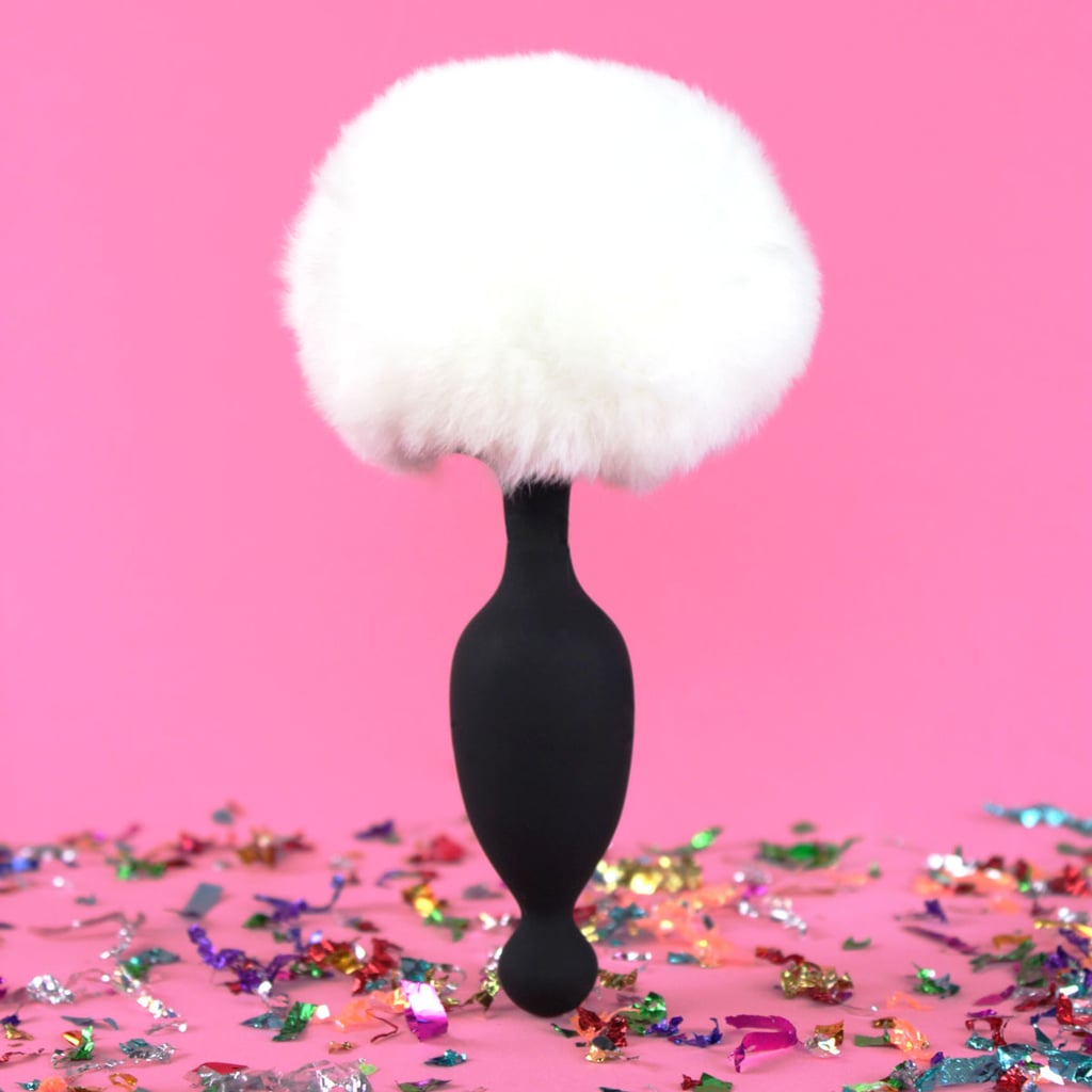 Plug Anal Cônico Recarregável com Cauda de Coelho, 7 Modos de Vibração e Controle por Aplicativo - Magic Bunny | 8,3 x 2,8 cm - 1