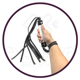 Chicote Luxo com Tiras em Couro Sintético e Alça de Segurança - Brasil Fetiche | 53 cm | Disponível em 6 Cores