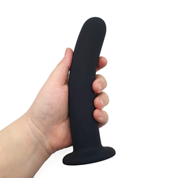 Plug Anal em Silicone Aveludado com Formato Levemente Curvado e Ventosa - Dom P13 Butt Plug Tortinho | 16,5 x 3,5 cm