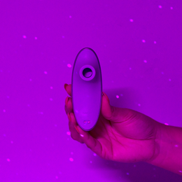 Estimulador de Clitóris com 5 Modos de Intensidade de Ondas de Pressão, Função Memória, App Control e Case Projetor Recarregável - Svakom Pulse Galaxie