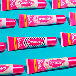 Hidratante Labial Diário com Efeito Gloss - Carmed Barbie | 10g | Disponível em 3 Cores