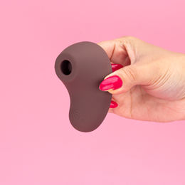 Mini Estimulador Sugador Clitoriano em Silicone com 7 Modos de Pulsação, Recarregável e Resistente à Água - Exclusiva Ellen | Disponível em 5 Cores