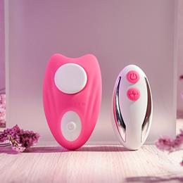 Vibrador Estimulador Recarregável com Imã de Prender na Roupa, 9 Modos de Vibração e Controle Remoto Sem Fio - Gender X Under The Radar | 8,1 x 4,8 cm