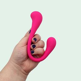 Vibrador Flexível de Ponto G e Clitóris com Duas Pontas Estimuladoras, Controle Remoto Sem Fio e 10 Modos de Vibração - Vibrator Sceley | 23 x 3,4 cm | Disponível em 3 Cores