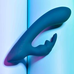 Vibrador Rabbit Recarregável em Silicone com 7 Modos de Vibrações - Evolved Playboy Pleasure Lil | 9,7 x 2,8 cm