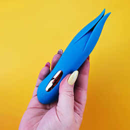 Vibrador de Clitóris em Silicone com Ponta Bifurcada, 10 Modos de Vibração e Recarregável - Aphrodisia Hidden Sweetie | 16 x 3,3 cm | Disponível em 2 Cores