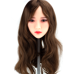Yoko - Boneca Realística em TPE com Pele Branca, Cabelo Ondulado, Olhos Castanhos, Seios Médios, Vértebras em Aço e Acessórios - 40Kg e 1,65 Metros de Altura