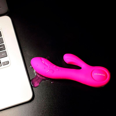 Foto 2 do produto Vibrador Rabbit Recarregável Estimulador de Clítoris e Ponto G com 7 Modos de Vibração e 3 Intensidades - Ailighter Squeeze | 12 - 3,9 cm | Disponível em 2 Cores