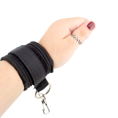 Algemas e Tornozeleiras Interligadas por Argola e Mosquetão - Bondage Lure Cross