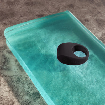Foto 2 do produto Anel Peniano com 8 Configurações de Vibração em Silicone Premium, Recarregável e a Prova D' Água - Lelo Tor 3 | 4,7 x 2,2 cm | Disponível em 2 Cores