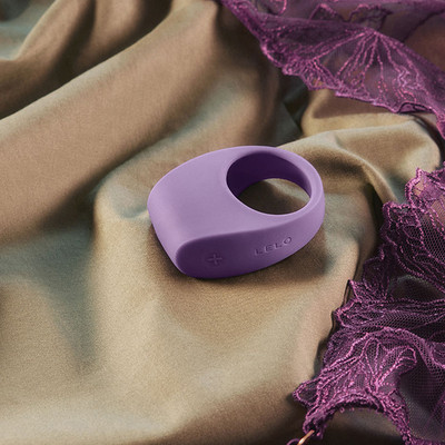Foto 3 do produto Anel Peniano com 8 Configurações de Vibração em Silicone Premium, Recarregável e a Prova D' Água - Lelo Tor 3 | 4,7 x 2,2 cm | Disponível em 2 Cores