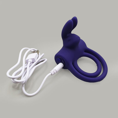 Foto 2 do produto Anel Peniano Duplo para Pênis e Escroto com 10 Modos de Vibração e Estimulador de Clitóris - Adam & Eve's Silicone Rechargeable Rabbit Ring | 7,7 x 5,8 cm