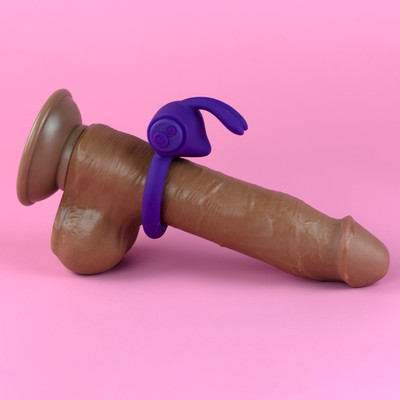 Foto 2 do produto Anel Peniano com Estimulador de Clitóris em Forma de Coelho em Silicone, Recarregável e 10 Modos de Vibração - Exclusiva Maximus