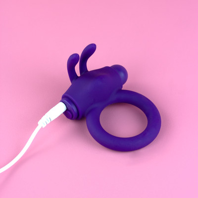 Foto 4 do produto Anel Peniano com Estimulador de Clitóris em Forma de Coelho em Silicone, Recarregável e 10 Modos de Vibração - Exclusiva Maximus