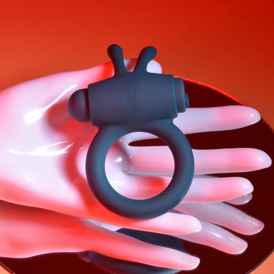 Foto 4 do produto Anel Peniano com Estimulador de Clitóris em Forma de Orelha de Coelho com 10 Vibrações Potentes e Recarregável - Evolved Playboy Pleasure Bunny Buzzer