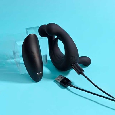Foto 4 do produto Anel Peniano Luxuoso com Estimulador de Clitóris, 9 Modos de Vibração, Controle Remoto sem Fio e Recarregável - Evolved Playboy Pleasure Triple Play