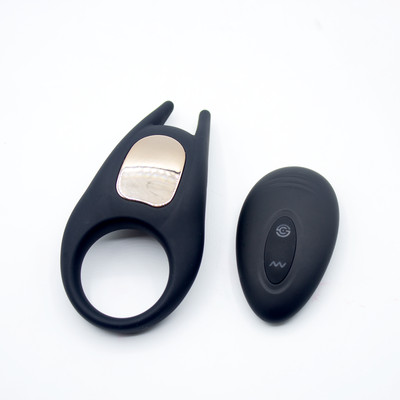Foto 1 do produto Anel Peniano em Silicone com Estimulador de Clitóris, 10 Modos de Vibração, Controle Remoto Sem Fio e Carregamento via USB - Winyi Lucas ll