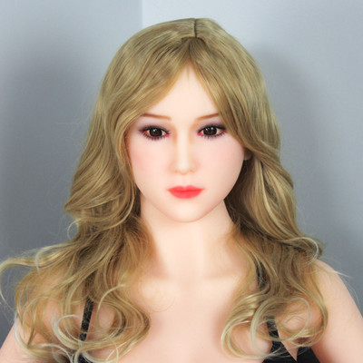 Angel - Boneca Realística em TPE com Pele Branca, Cabelo Longo Loiro, Olhos Castanhos, Seios Médio, Vértebras em Aço e Acessórios - 36 Kg e 1,58 Metros de Altura