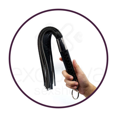 Bondage - Chicote com Tiras em Couro Sintético com Aparência Premium - 29 cm | Cor: Preto
