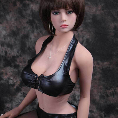 Boneca Realística Feita em Cyberskin com Cabelo Curto Escuro, Olhos Azuis, Seios Fartos, Boca Volumosa, Vértebras em Aço, Vibrador USB e Mais 5 Acessórios - 39 kg e 1,65 Metros de Altura