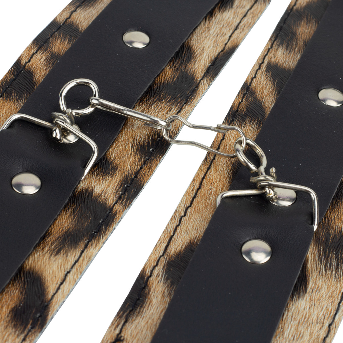 Kit Sensual com Algemas e Chibata em Couro Sintético - Brasil Fetiche | Disponível em 6 Cores - 26