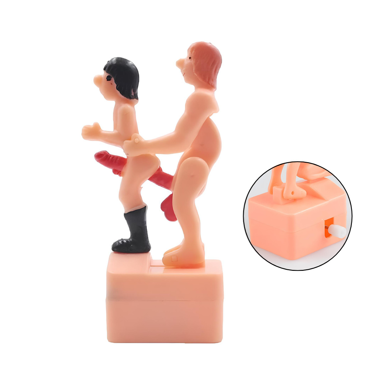 Brinquedo a Corda Penetrando e Simulando Sexo Anal com Casal Gay - Wind Up Action | 10 x 4,7 cm - 2