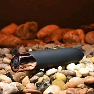 Foto 3 do produto Bullet Estimulador Clitoriano em Silicone com 10 Modos de Vibração, Recarregável e Resistente à Água - Gender X The Gold Standard | 8,5 x 2,1 cm
