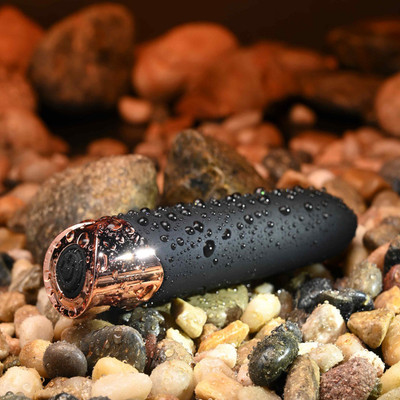 Foto 2 do produto Bullet Estimulador Clitoriano em Silicone com 10 Modos de Vibração, Recarregável e Resistente à Água - Gender X The Gold Standard | 8,5 x 2,1 cm