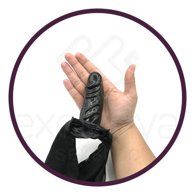 Calcinha em Vinil com Plug Anal em Formato de Pênis Realístico com Vibro Multivelocidade - 9 x 3 cm | Cor: Preto