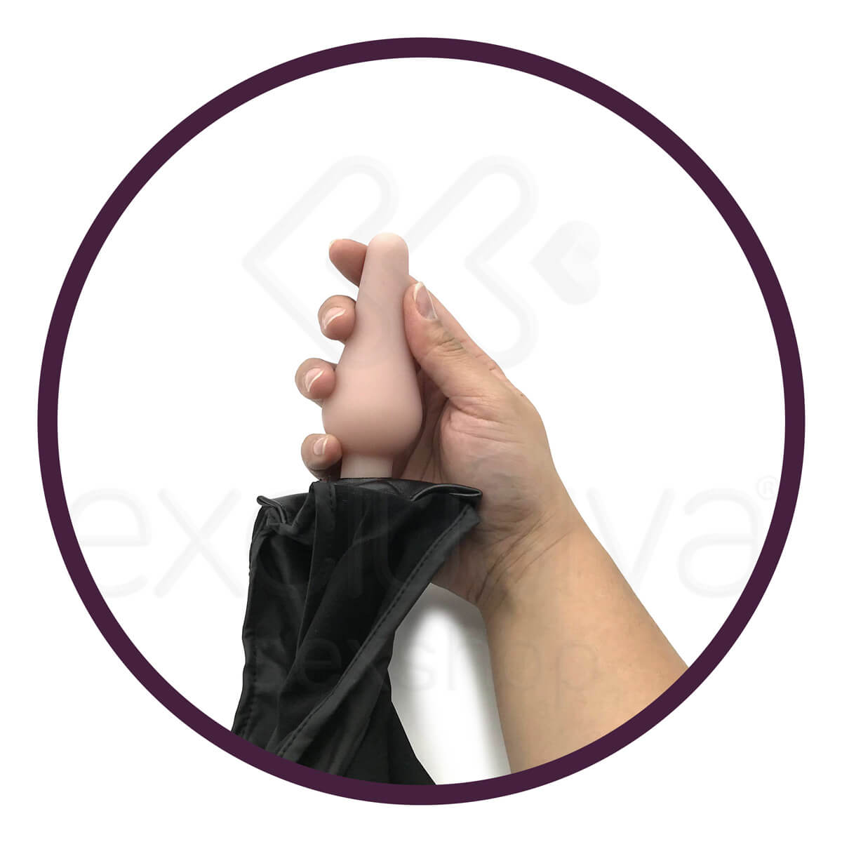 Calcinha em Vinil Tamanho Único com Plug Anal em PVC - 8,7 x 3,7 cm - 4