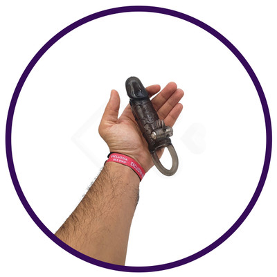 Foto 3 do produto Capa Peniana Realística em Silicone com Preenchimento Interno, Cápsula Vibratória e Vibração Única - Armor Hero | 9,8 x 3,4 cm | Cor: Preto