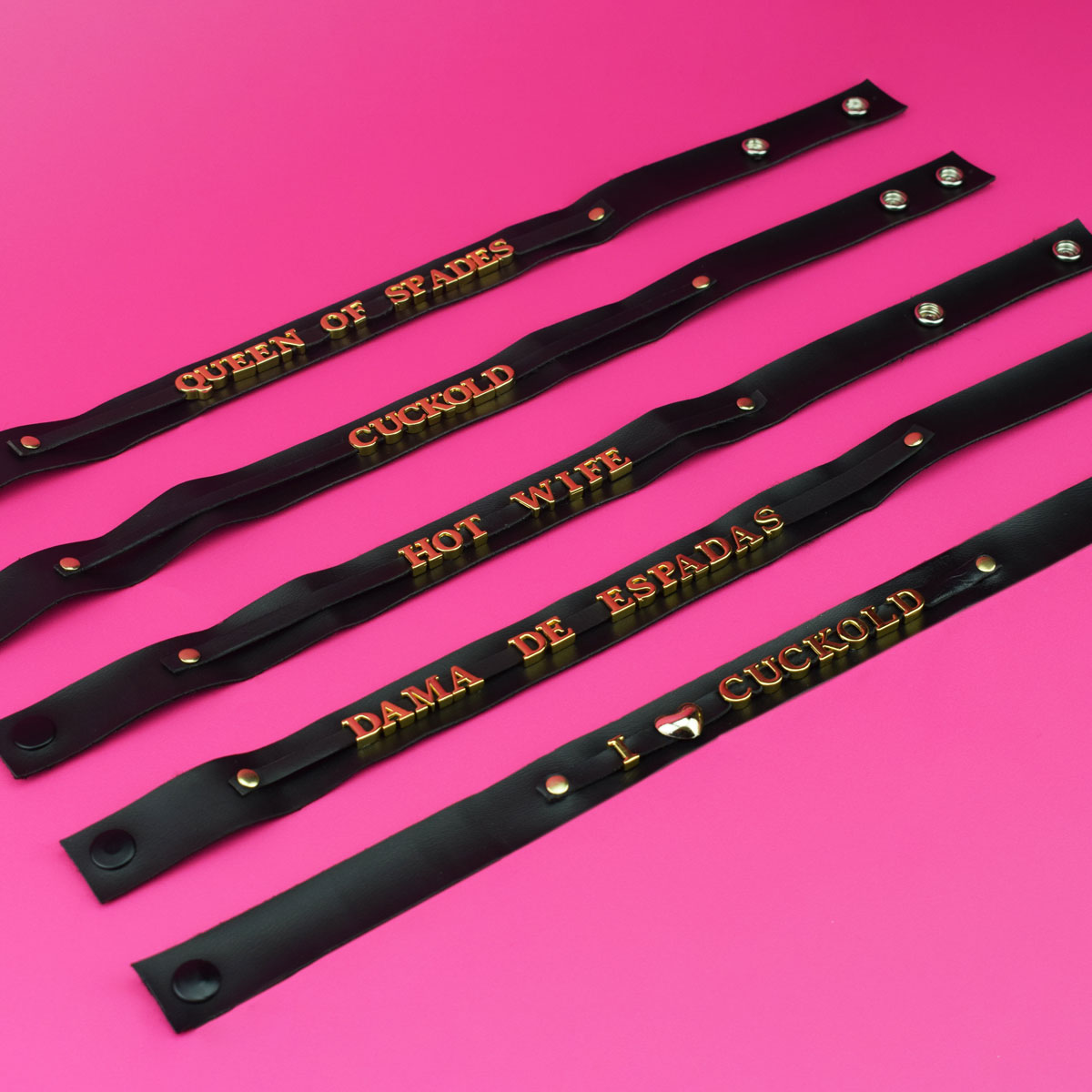 Choker em Couro Ecológico com Letras Douradas e fecho em 2 Tamanhos - InNamorata | Disponível em 5 Frases - 5