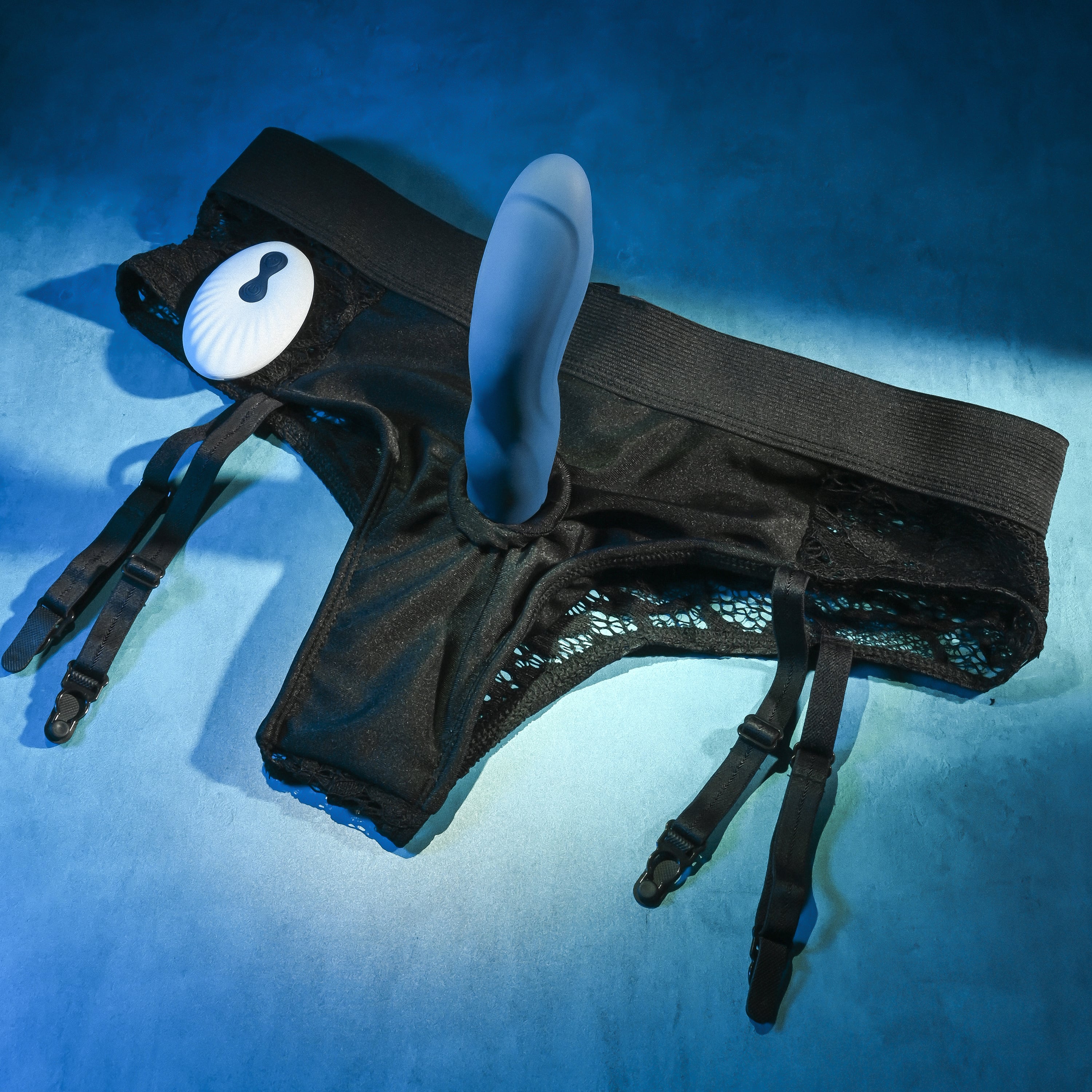 Cinta com Prótese Recarregável em Silicone,10 Vibrações e Controle Remoto Sem Fio - Gender X Snuggle Up | 16 x 3,7 cm - 3