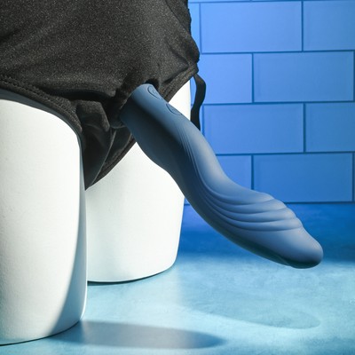 Foto 4 do produto Cinta com Prótese Recarregável em Silicone,10 Vibrações e Controle Remoto Sem Fio - Gender X Snuggle Up | 16 x 3,7 cm