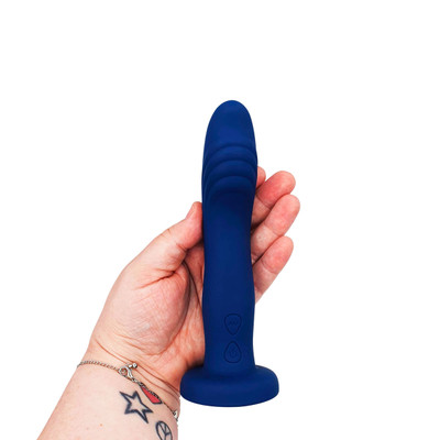 Cinta com Prótese Recarregável em Silicone,10 Vibrações e Controle Remoto Sem Fio - Gender X Snuggle Up | 16 x 3,7 cm