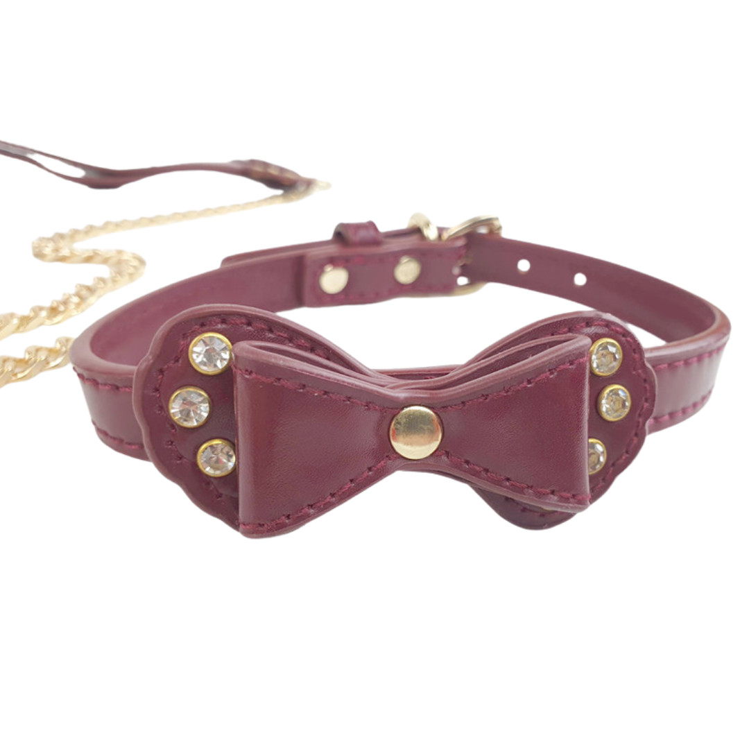 Coleira em Couro Sintético com Detalhe de Laço e Guia com Corrente em Metal Dourada de Luxo - Fetich Bondage | Disponível em 2 Cores - 2