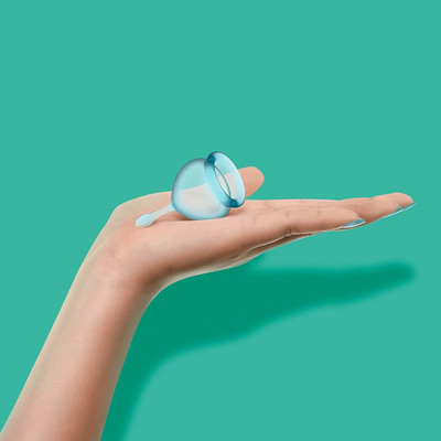 Foto 6 do produto Copo Menstrual Reutilizável Duplo Higiénicos em Silicone de 15 e 20 ml - Satisfyer Feel Good - 7,1 x 4 cm