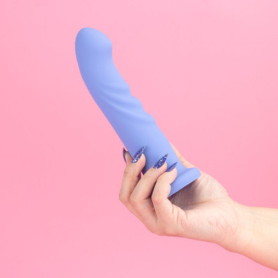 Dildo em Silicone Macio com Relevos, Ventosa, 10 Modos de Vibração, Rotação e Carregamento via Cabo USB - Exclusiva Ângelo