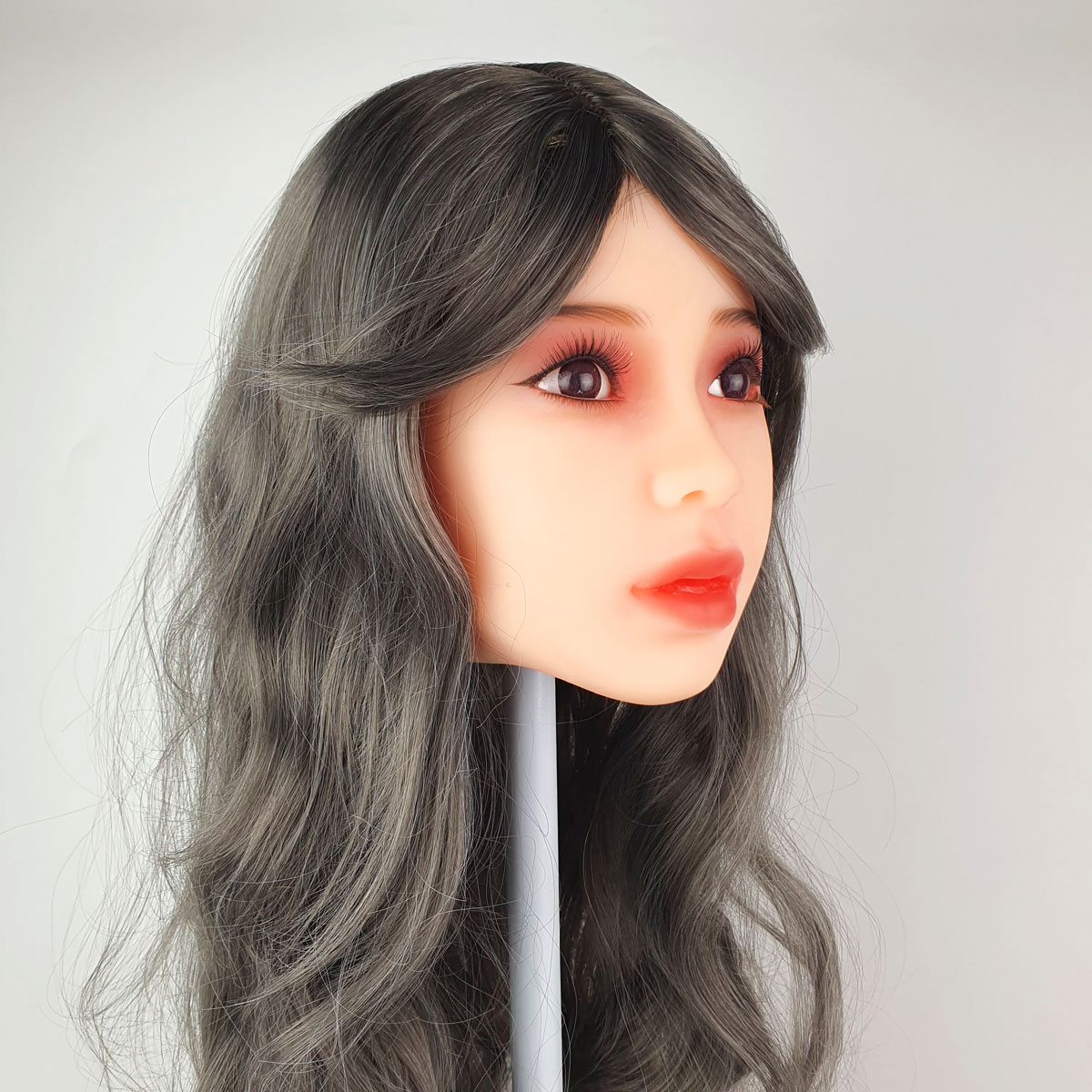 Emi - Boneca Realística em TPE com Pele Branca, Cabelo Longo, Olhos Castanhos, Seios Fartos, Vértebras em Aço e Acessórios - 31 Kg e 1,28 Metros de Altura - 13