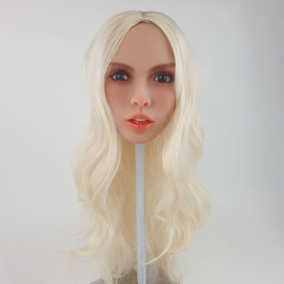 Emily - Boneca Realística em TPE com Pele Morena, Cabelo Loiro Longo, Olhos Castanhos, Seios Médios, Vértebras em Aço e Acessórios - 43 Kg e 1,58 Metros de Altura